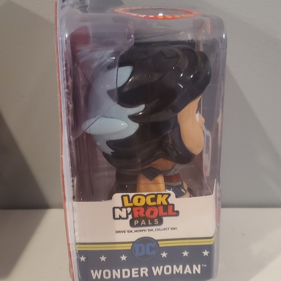 DC Lock N Roll Wonder Woman - Picture 4 of 8